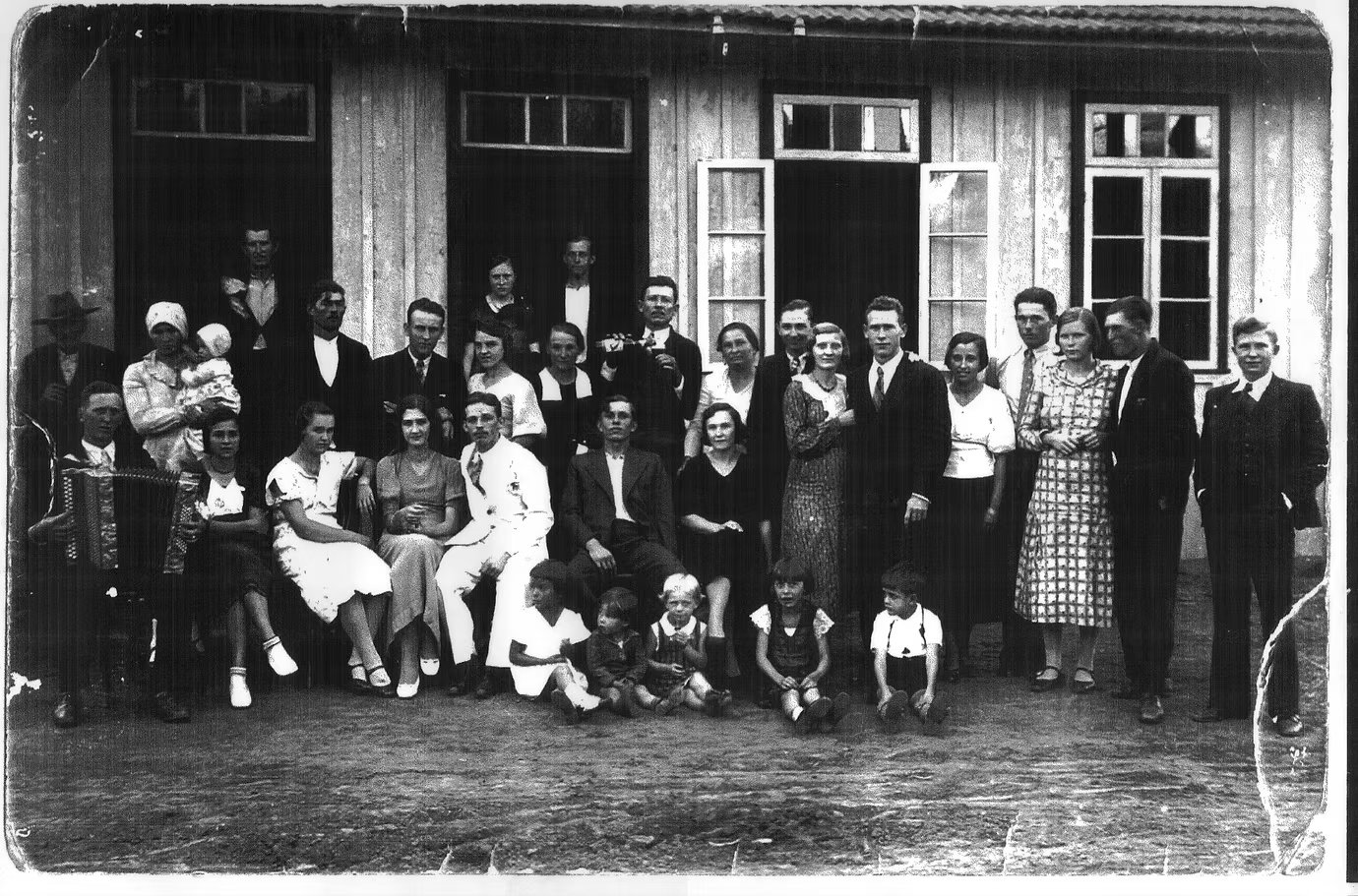 Família de Alexandre Klamas, retrato de grupo em frente à casa